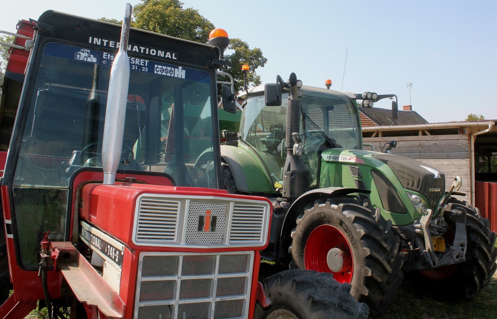 Fendt 720 + iH 745.jpg