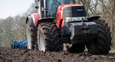 29 % de bruit en moins dans la cabine avec le Traxion 65 de Vredestein.