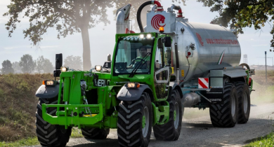 Plus d’empattement et de capacité de levage pour le télescopique Merlo Multifarmer 44