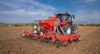 Isobus et trémie additionnelle pour le Kuhn Megant 602 R