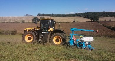 JCB : plus de précision du guidage RTK des tracteurs dans les dévers.