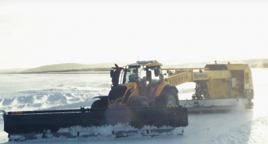 Deux tracteurs robots déneigent un aéroport en Laponie.